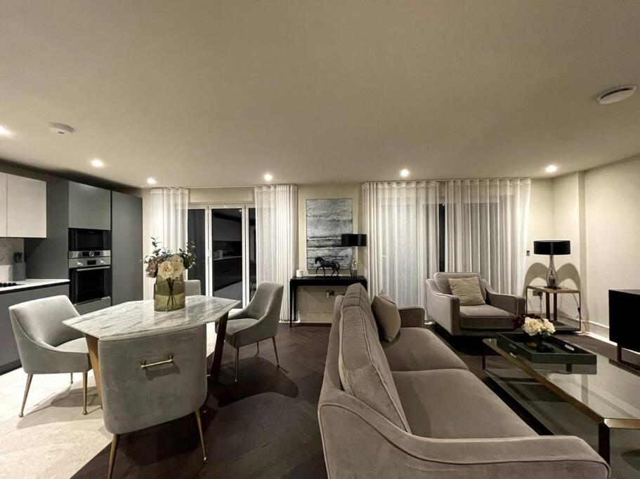Appartamento 2Br Urban Vista Retreat Chcl F7 Chigwell Esterno foto