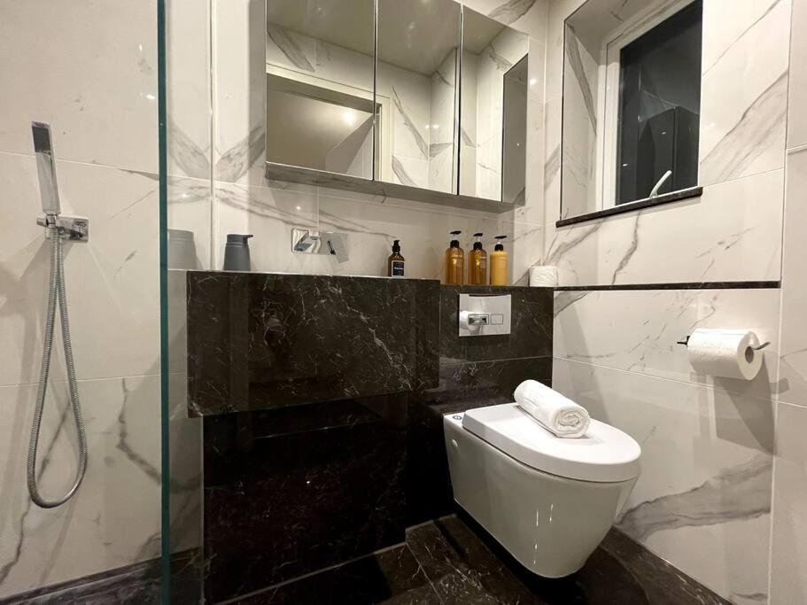 Appartamento 2Br Urban Vista Retreat Chcl F7 Chigwell Esterno foto