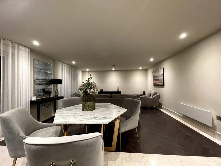 Appartamento 2Br Urban Vista Retreat Chcl F7 Chigwell Esterno foto
