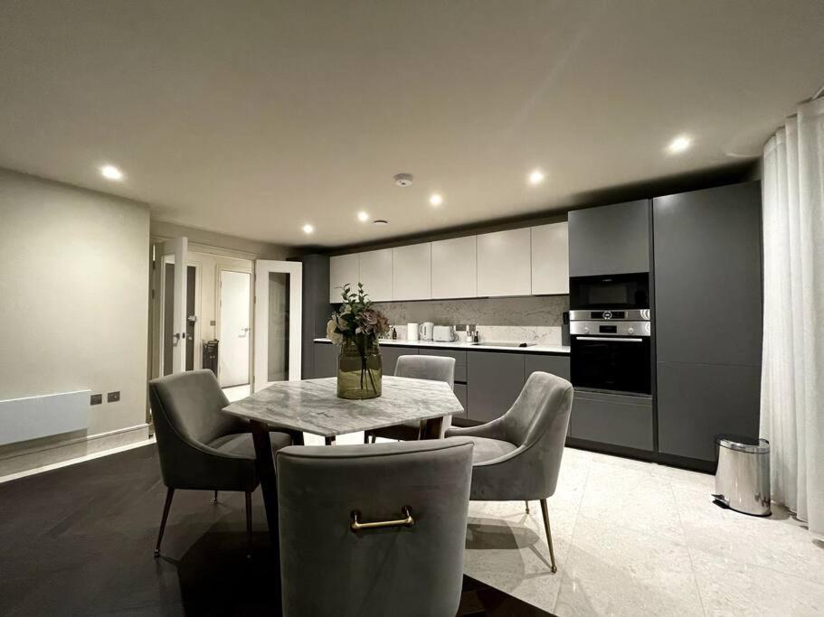 Appartamento 2Br Urban Vista Retreat Chcl F7 Chigwell Esterno foto
