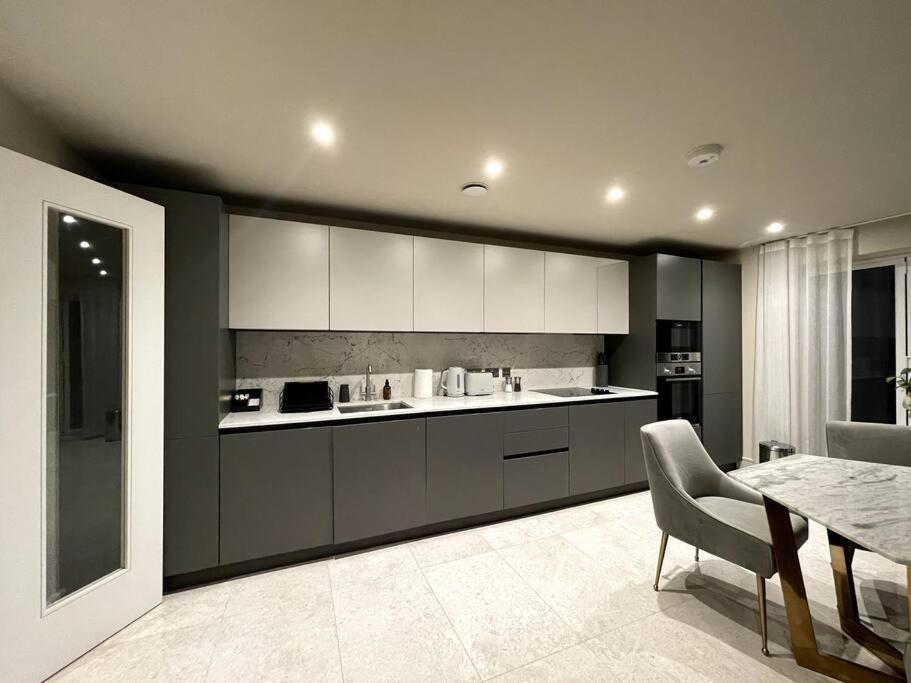Appartamento 2Br Urban Vista Retreat Chcl F7 Chigwell Esterno foto
