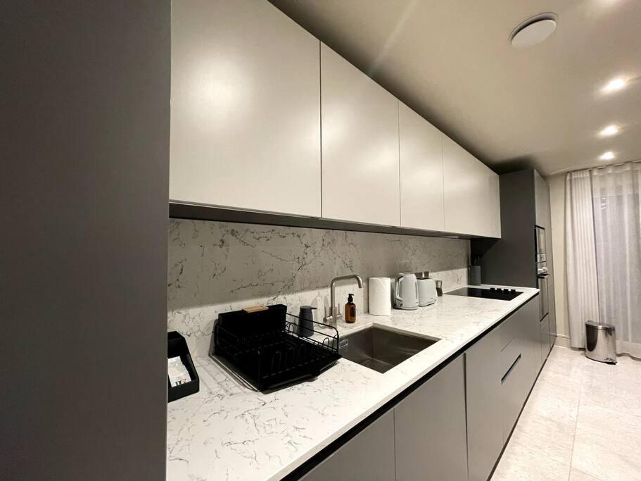 Appartamento 2Br Urban Vista Retreat Chcl F7 Chigwell Esterno foto